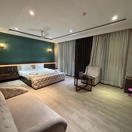Hotel Elegant Inn Surat Esterno foto