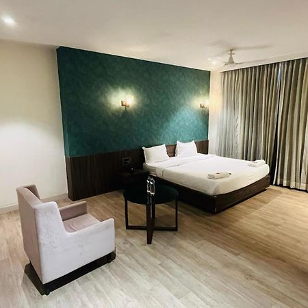 Hotel Elegant Inn Surat Esterno foto