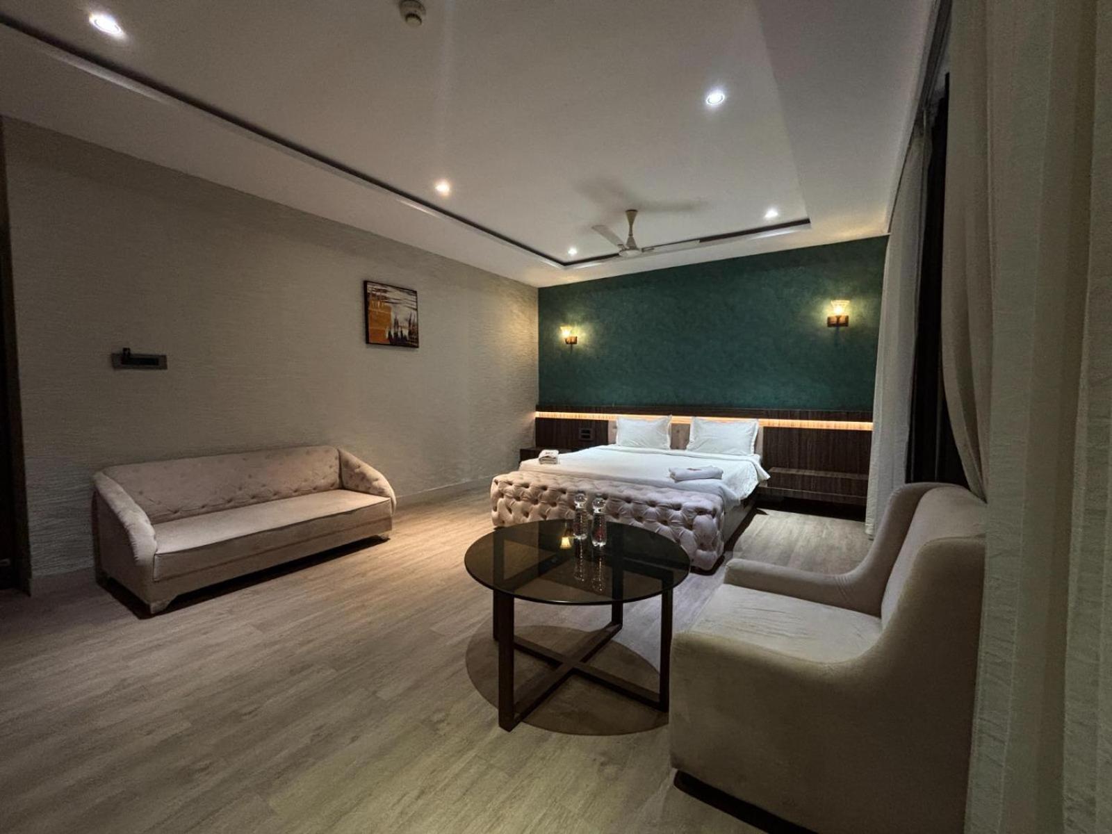 Hotel Elegant Inn Surat Esterno foto