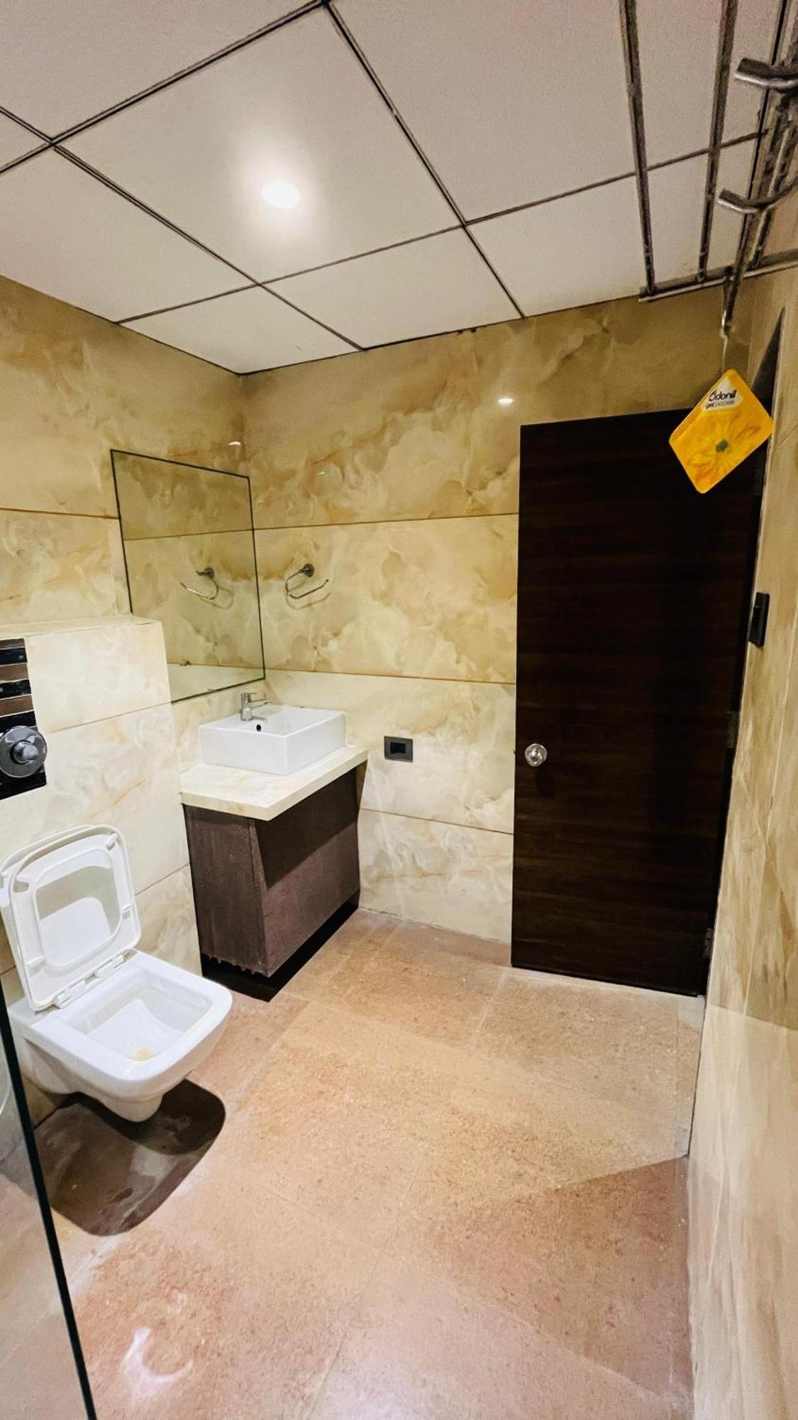 Hotel Elegant Inn Surat Esterno foto