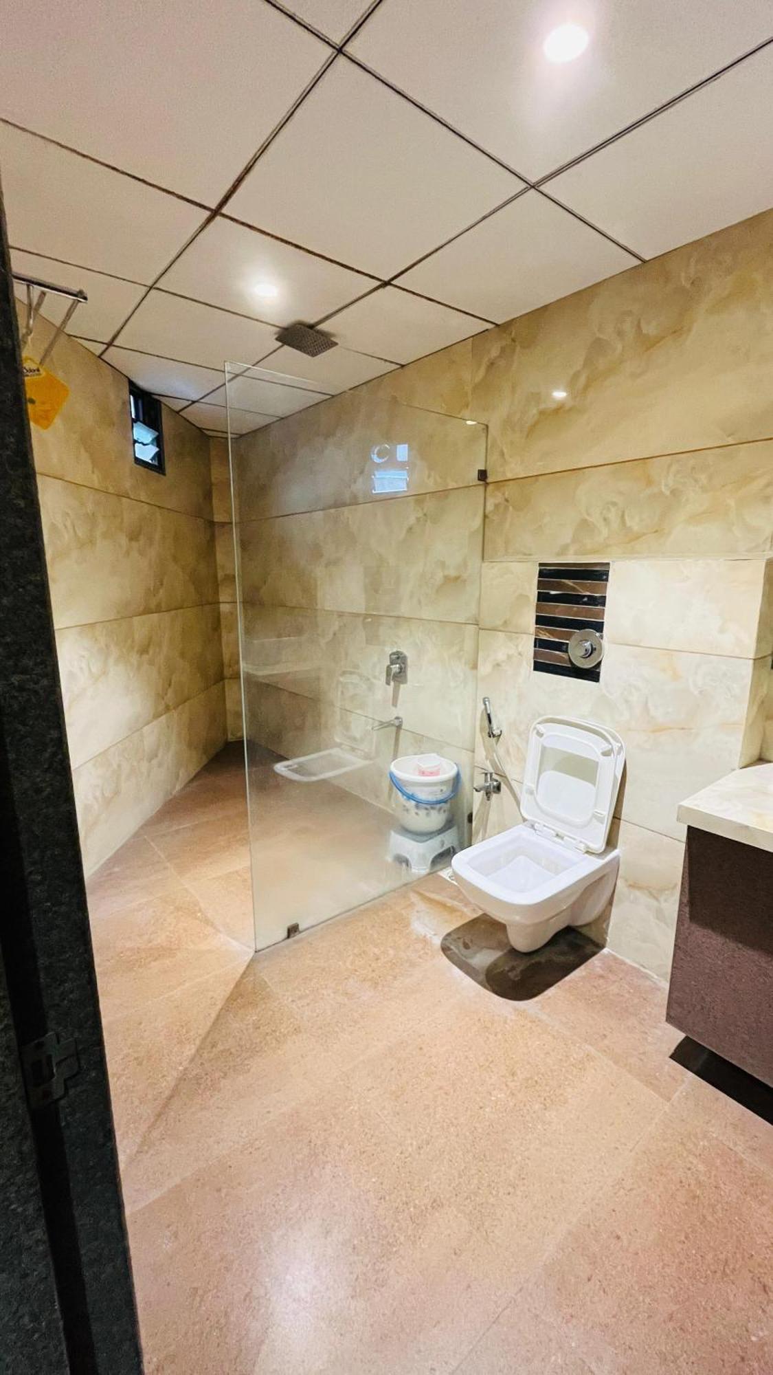 Hotel Elegant Inn Surat Esterno foto