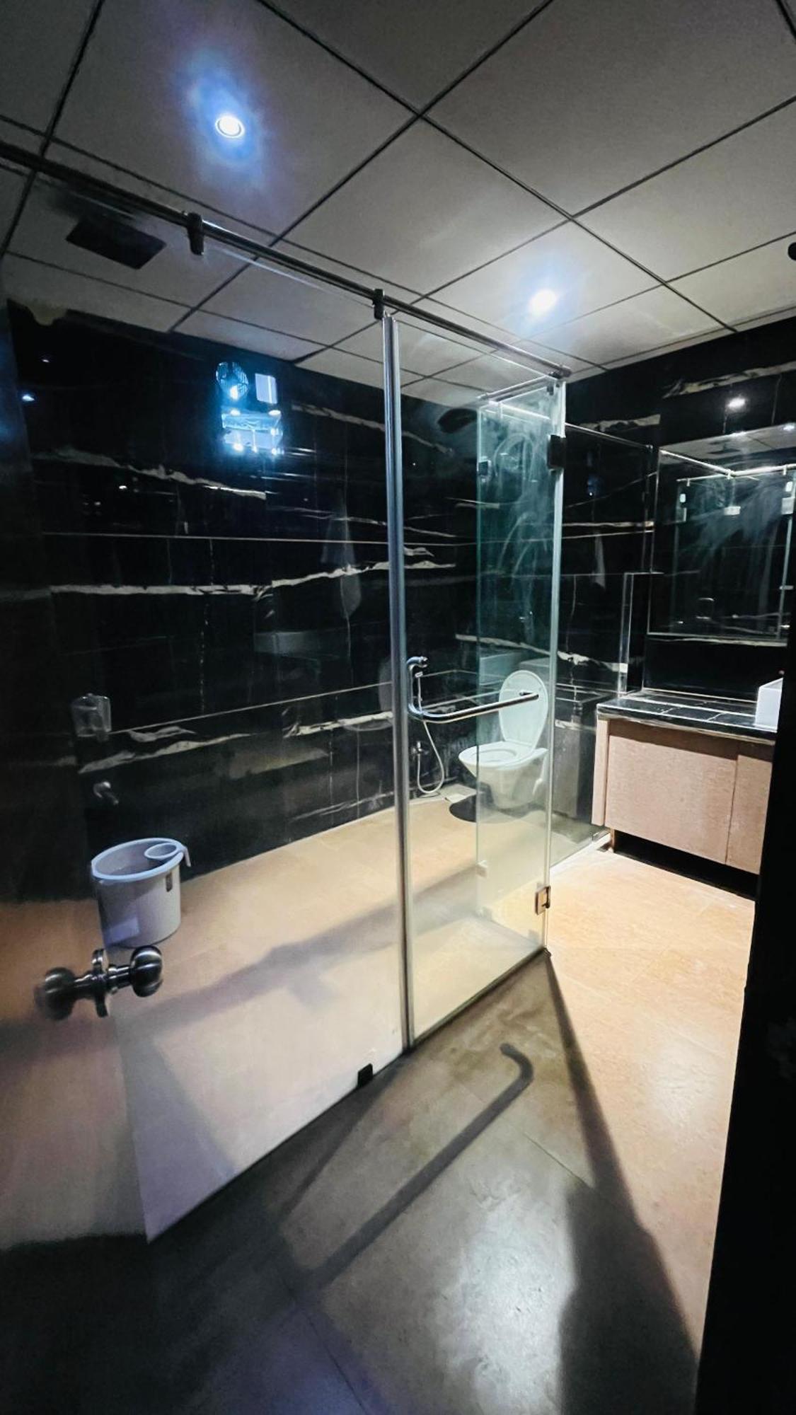 Hotel Elegant Inn Surat Esterno foto