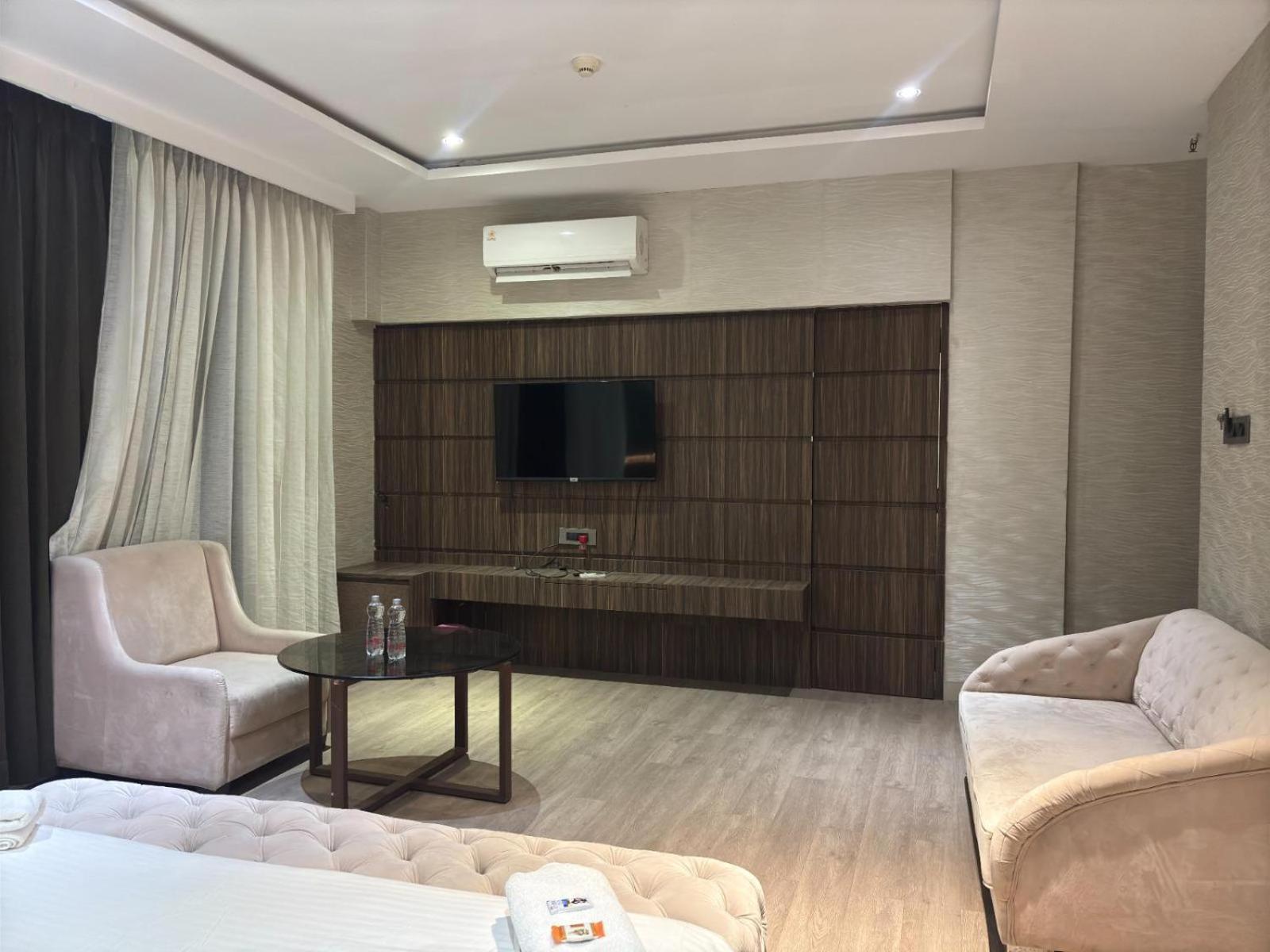 Hotel Elegant Inn Surat Esterno foto