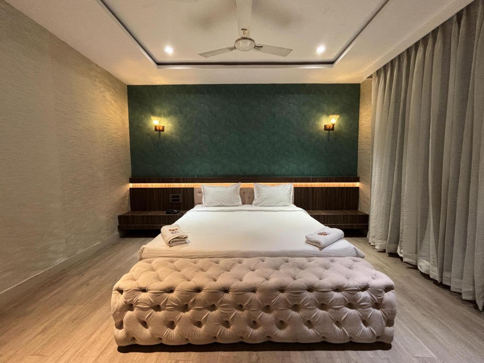 Hotel Elegant Inn Surat Esterno foto