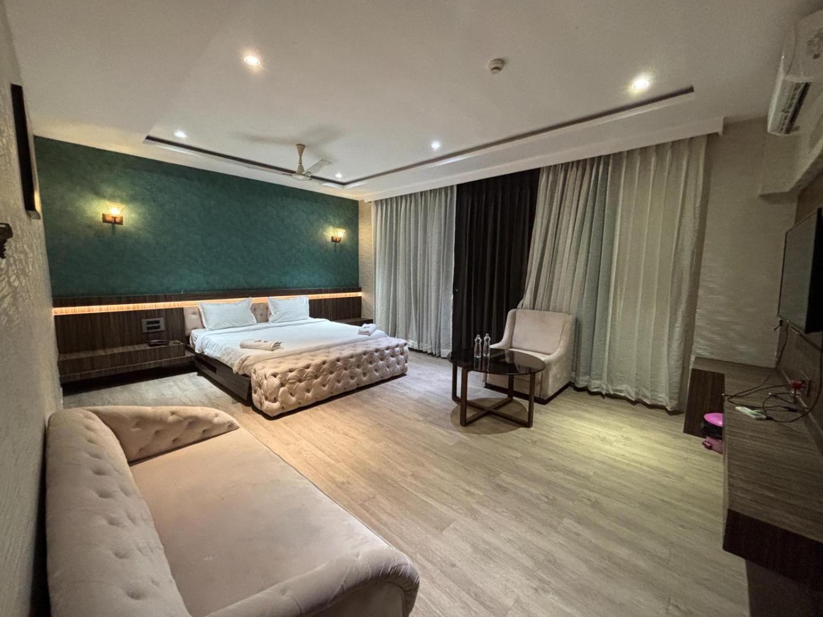 Hotel Elegant Inn Surat Esterno foto