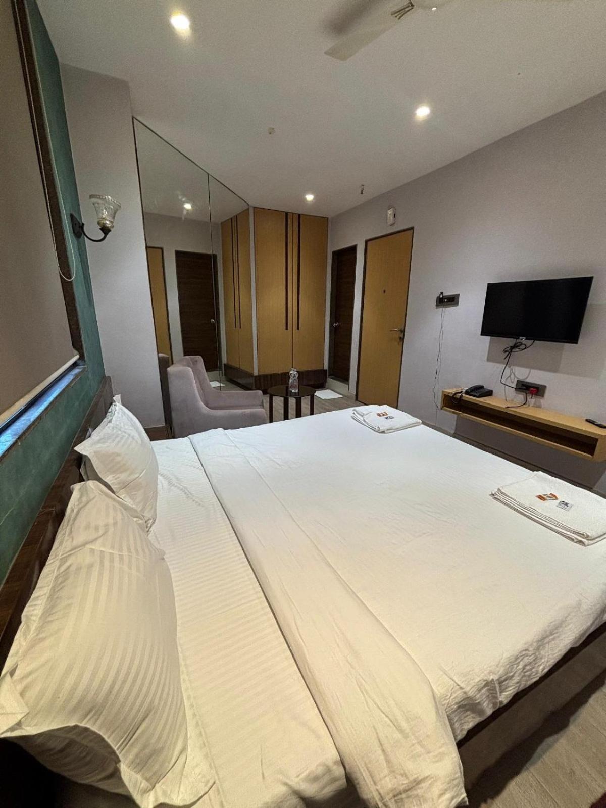 Hotel Elegant Inn Surat Esterno foto