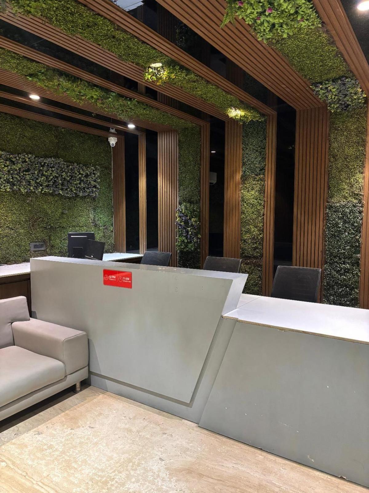 Hotel Elegant Inn Surat Esterno foto