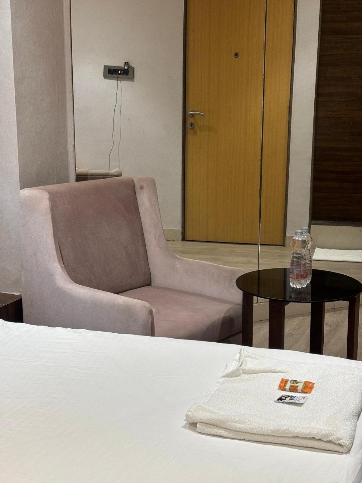 Hotel Elegant Inn Surat Esterno foto