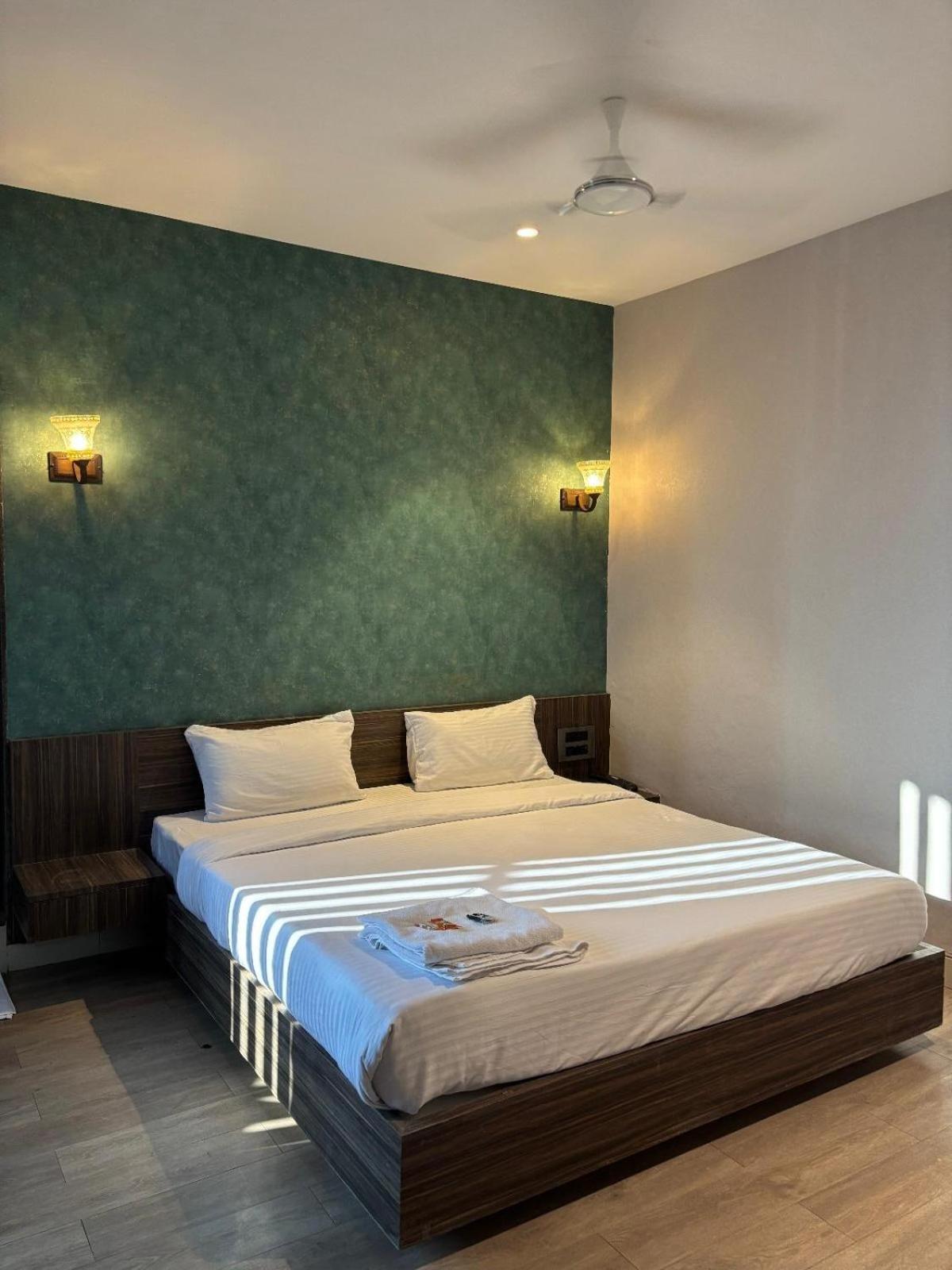 Hotel Elegant Inn Surat Esterno foto
