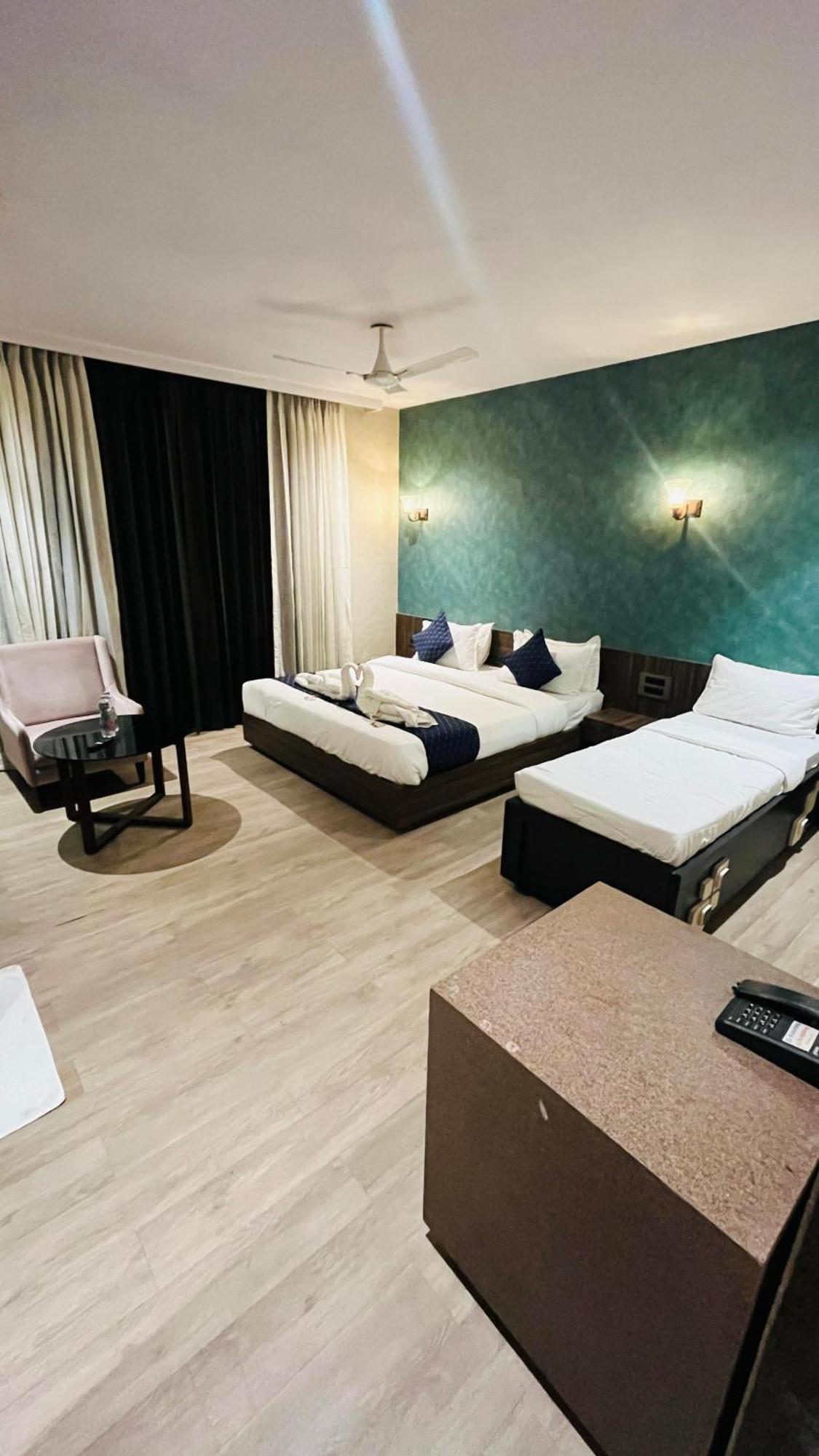 Hotel Elegant Inn Surat Esterno foto