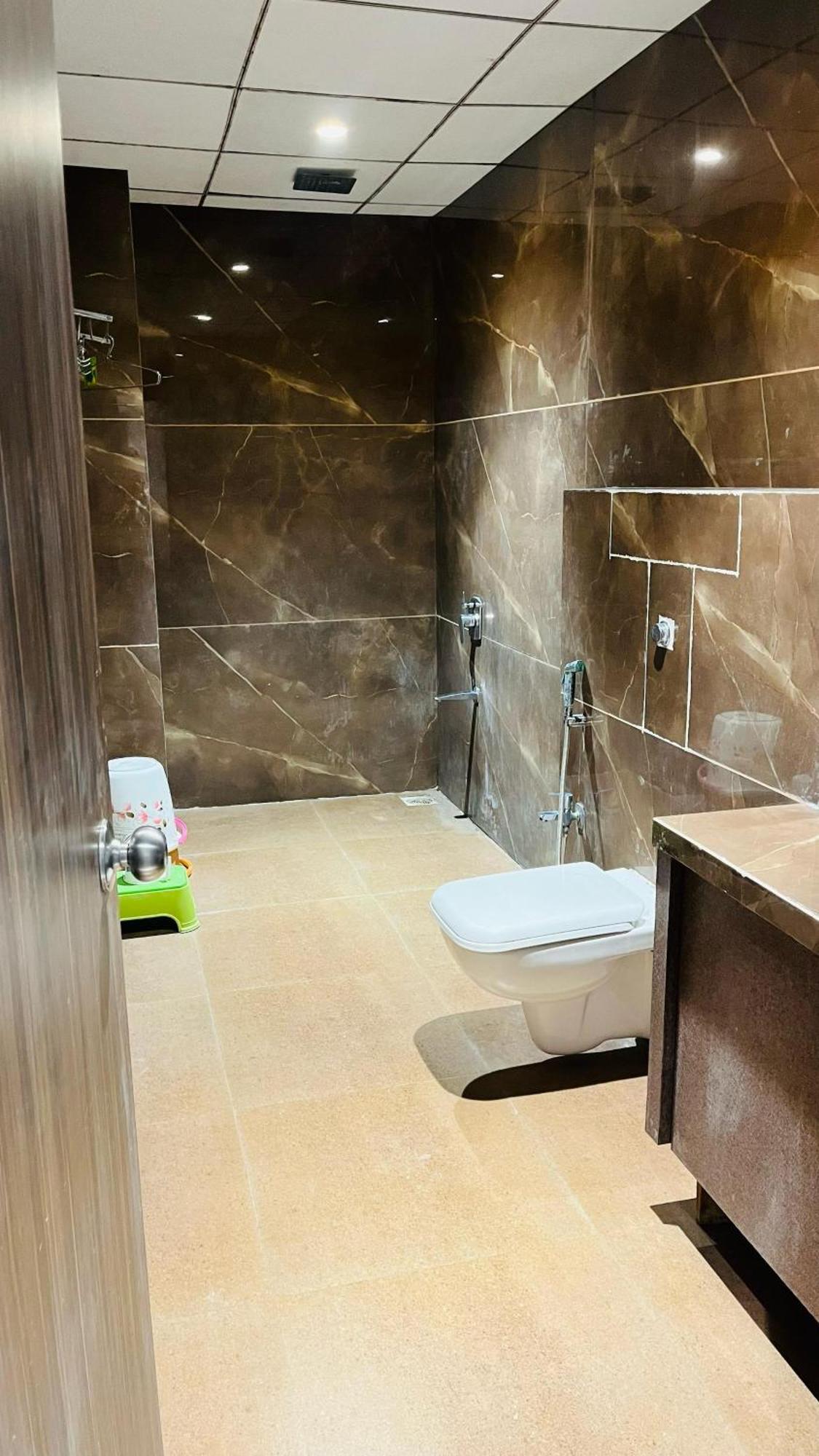 Hotel Elegant Inn Surat Esterno foto