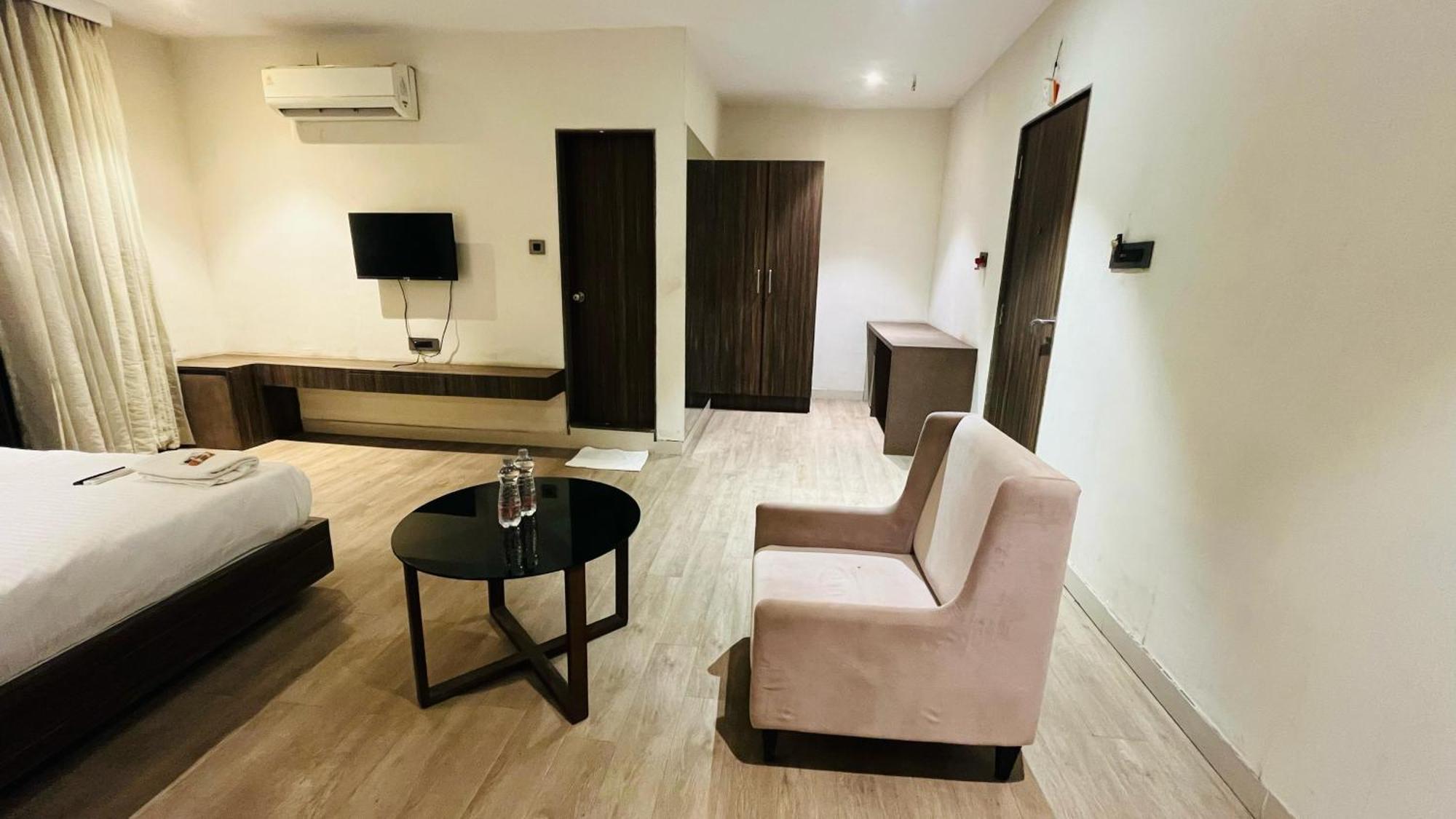 Hotel Elegant Inn Surat Esterno foto