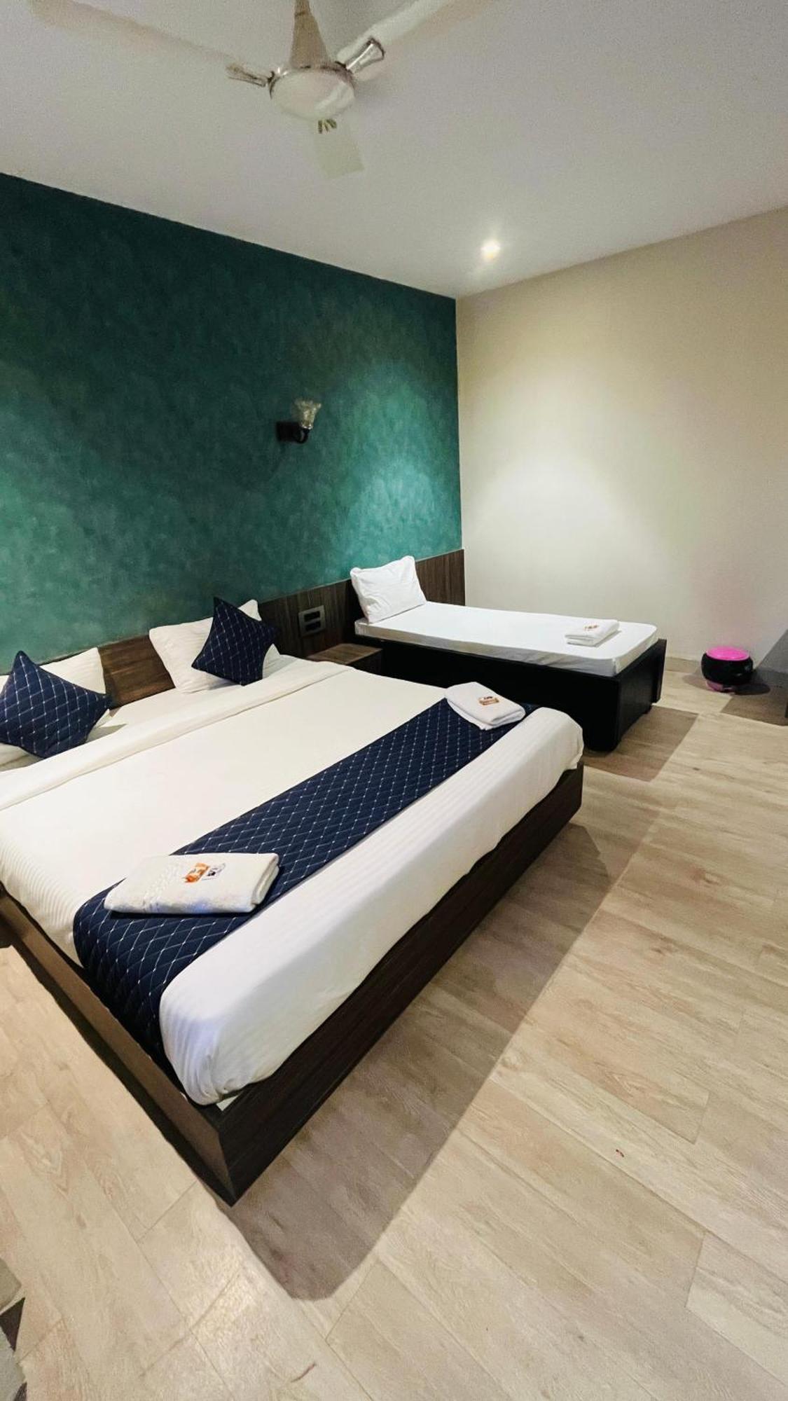 Hotel Elegant Inn Surat Esterno foto