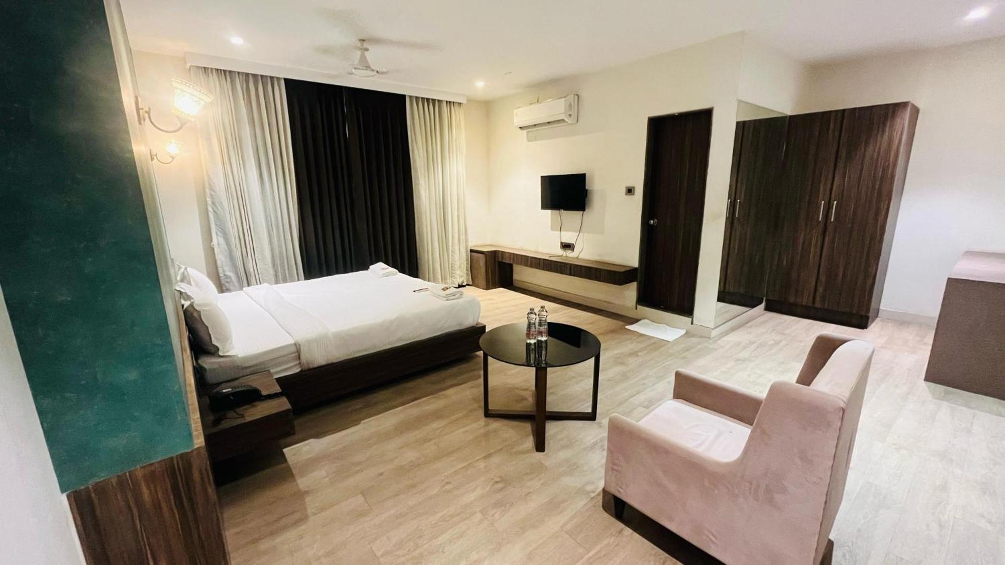 Hotel Elegant Inn Surat Esterno foto